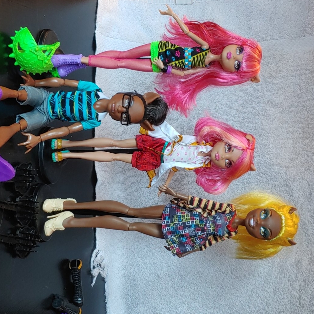 4 people from the Wolf family off of monster high